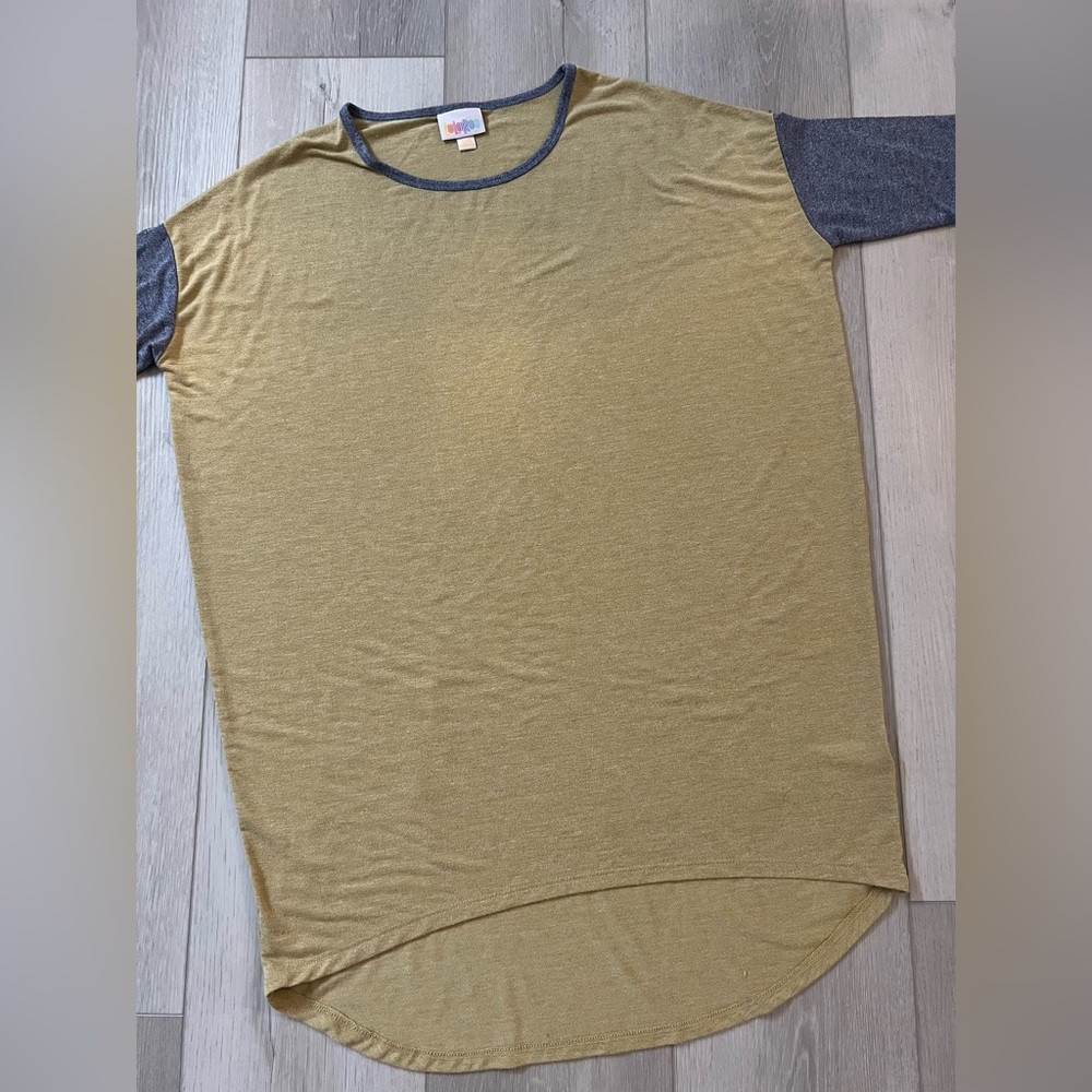 EUC Irma top by LuLaRoe